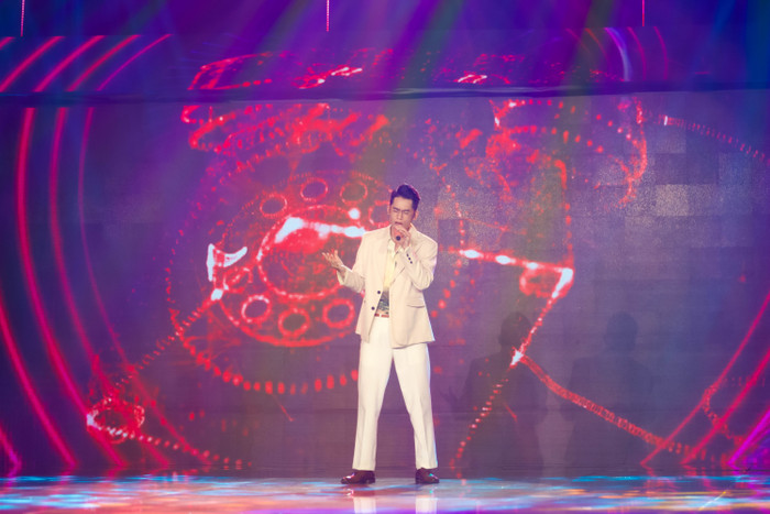 Nam thí sinh nói thêm về bố mẹ: ''Nhưng đối với bố mẹ em, em không cần phải chứng minh em giỏi đến đâu, em kiếm được bao nhiêu tiền. Mà vì con đang sống, con đang làm vì chính bản thân mình và trở thành một người tốt tự khắc bố mẹ sẽ hài lòng về mình thôi ạ'