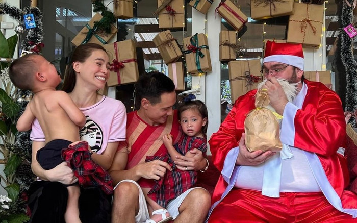 Biểu cảm của Lisa- Leon lần đầu gặp ông già Noel khiến dân tình cười nắc nẻ Ảnh 2