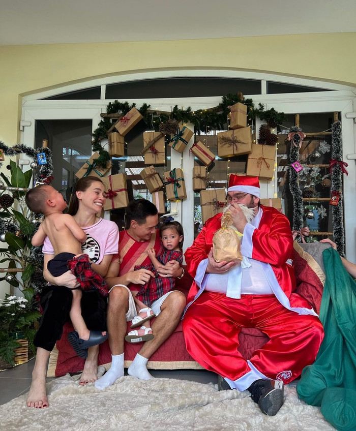 Cả hai ôm chặt lấy ba mẹ, nhìn biểu cảm trên ai nấy đều thương nhưng lại không nhịn được cười. 