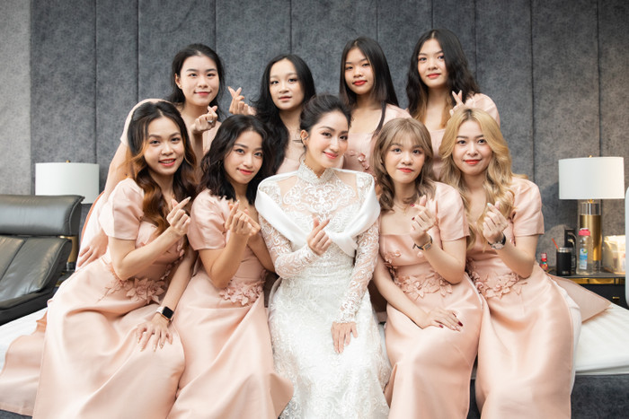 Khánh Thi vui vẻ tạo dáng bên cạnh dàn phụ dâu