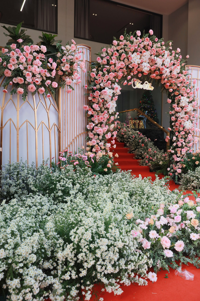 Ở bên ngoài nơi diễn ra lễ thành hôn, cổng đón khách đều ngập tràn hoa tươi