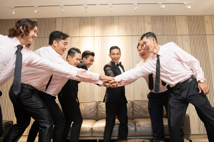 Phan Hiển không giấu khỏi cảm xúc hào hứng, vui vẻ bên cạnh những người bạn thân thiết