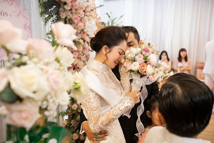 Phan Hiển nhanh chóng an ủi vợ sau khi thấy cô bắt đầu rơi nước mắt
