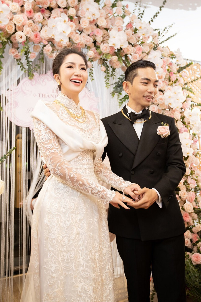 Trong phần trao nhẫn, Khánh Thi nức nở gửi lời đến nửa kia: 'Em không biết nói gì hơn. Em không dám tin đây là sự thật. Em yêu anh'