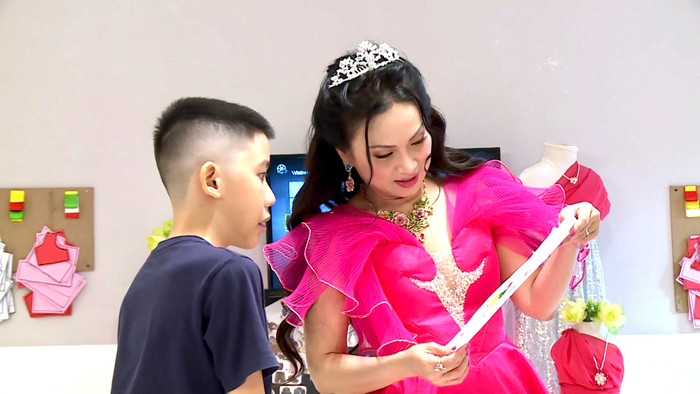 Ca sĩ tỷ phú Hà Phương trong một chương trình vì cộng đồng hướng đến trẻ em tự kỷ.