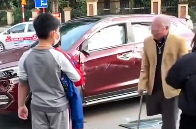 Sau khi tài xế bước xuống xe, nhiều người không khỏi bất ngờ khi tài xế này khá lớn tuổi, chân bị cụt một bên phải