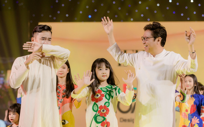 NTK Vũ Huy bật khóc trên sàn diễn: Nhà thiết kế điếc vẽ nên ước mơ thời trang Ảnh 2