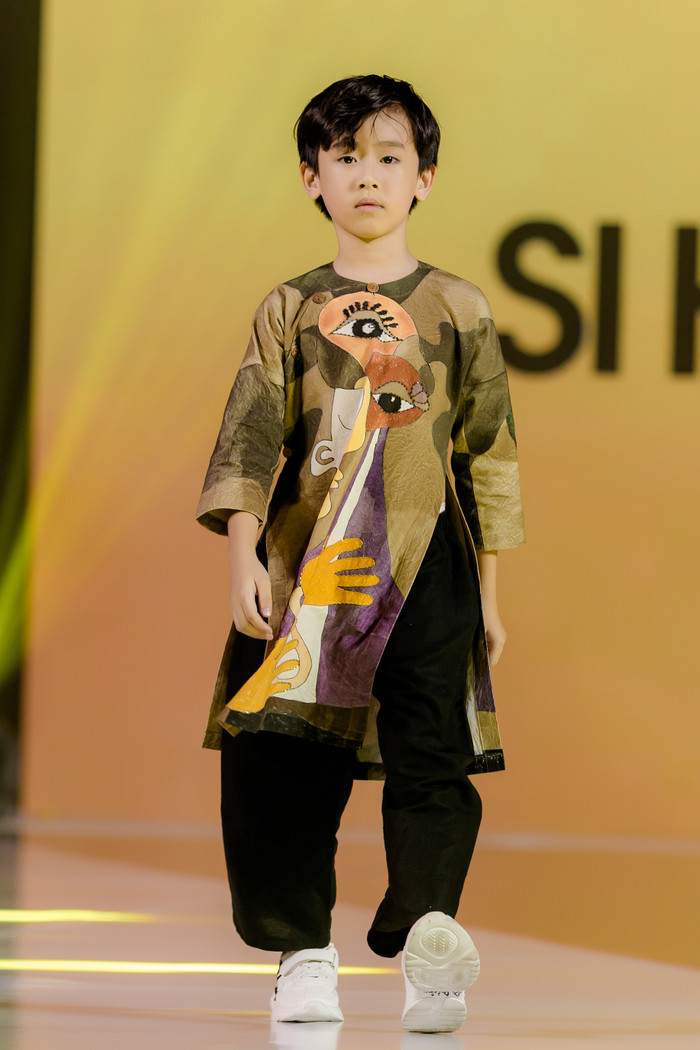 NTK Huy Vũ bật khóc trên sàn diễn: Chàng trai khiếm khuyết vẽ nên ước mơ thời trang Ảnh 6