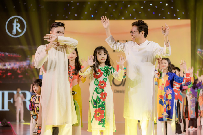 NTK Huy Vũ bật khóc trên sàn diễn: Chàng trai khiếm khuyết vẽ nên ước mơ thời trang Ảnh 3