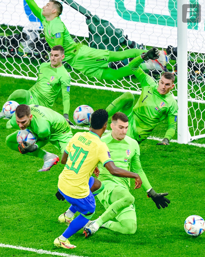 Dominik Livakovic đang có những màn trình diễn như siêu nhân ở World Cup 2022.