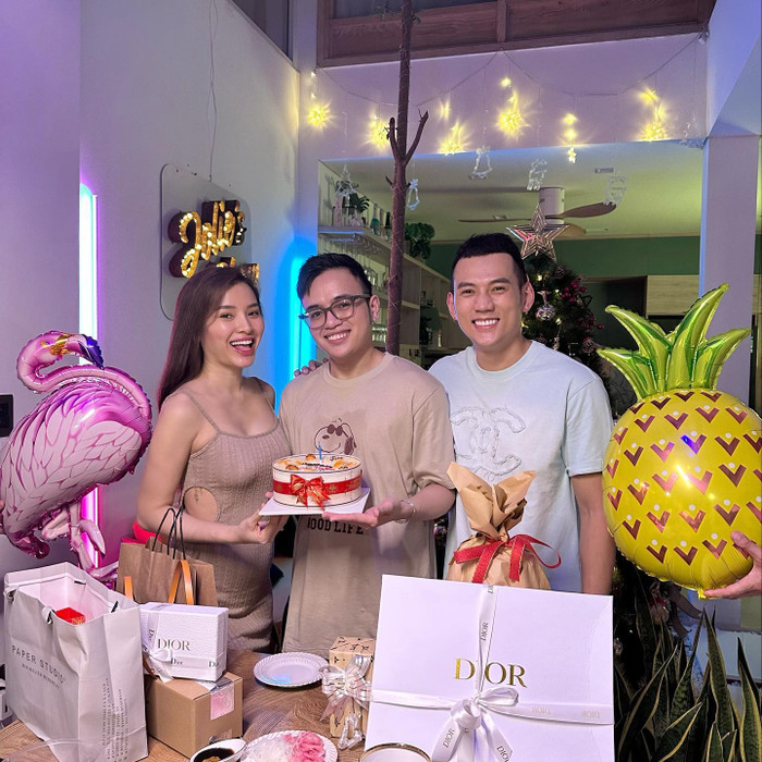 Nhan sắc của bà xã Lý Bình không có nhiều thay đổi khi bắt đầu bước vào giai đoạn chuẩn bị 'chào đón thiên thần nhỏ'. 