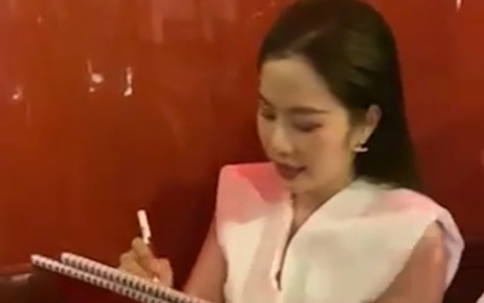 Phản ứng bất ngờ của Nam Em khi được fan yêu cầu ký tặng vào ảnh đôi với Bạch Công Khanh Ảnh 2