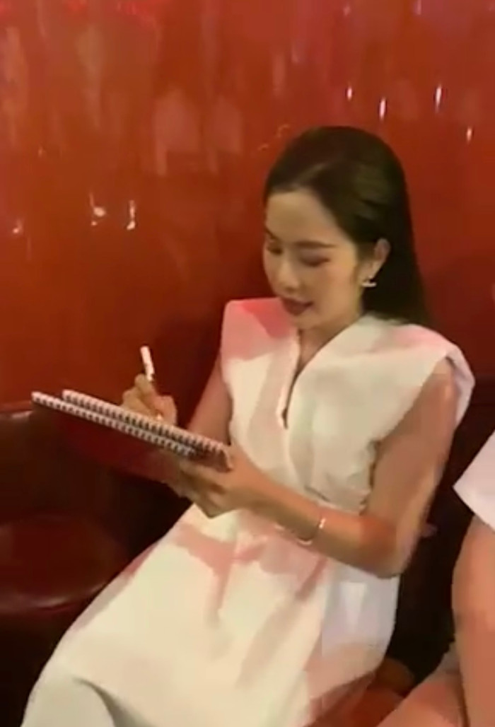 Trước yêu cầu này của khán giả, Nam Em vui vẻ lấy bút kí tặng người hâm mộ.