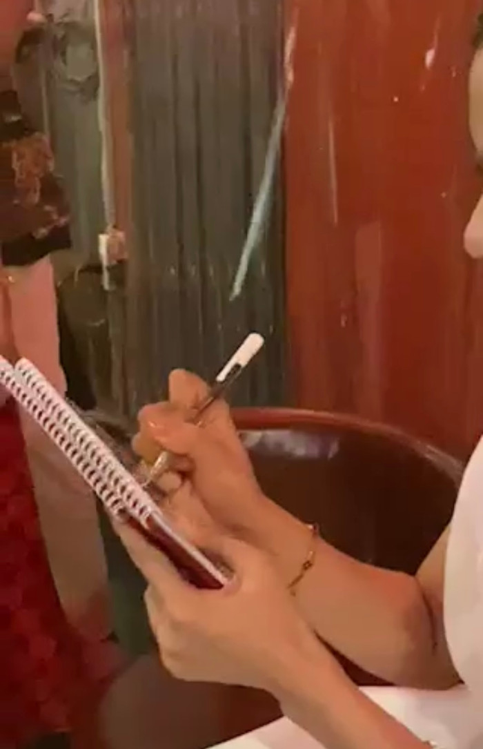 Đêm nhạc có sự góp mặt của đông đảo người hâm mộ và Nam Em thoải mái tương tác, trò chuyện thân thiện với các fan. 