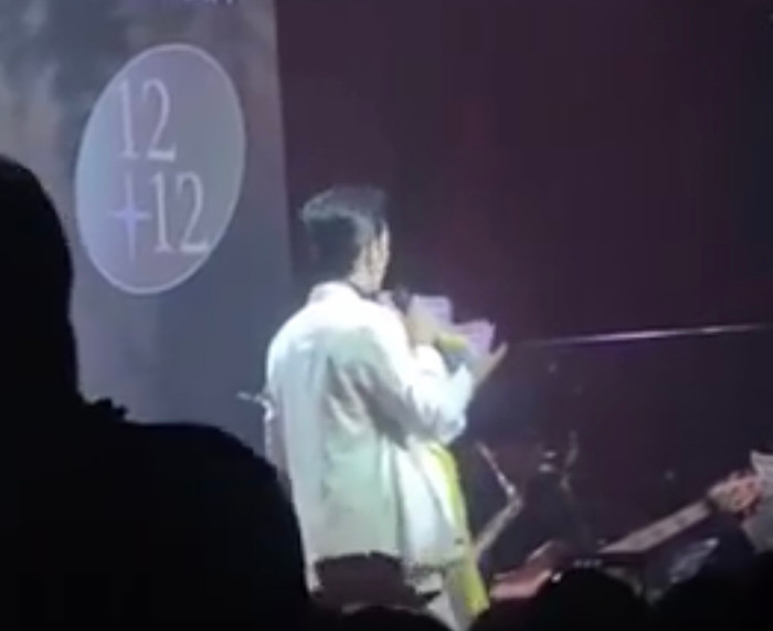 Mặc dù mặt đối mặt, nhưng nam ca sĩ lại thờ ơ, thái độ này của Bạch Công Khanh tiếp tục khiến công chúng trở nên khó hiểu và gây phẫn nộ dư luận.