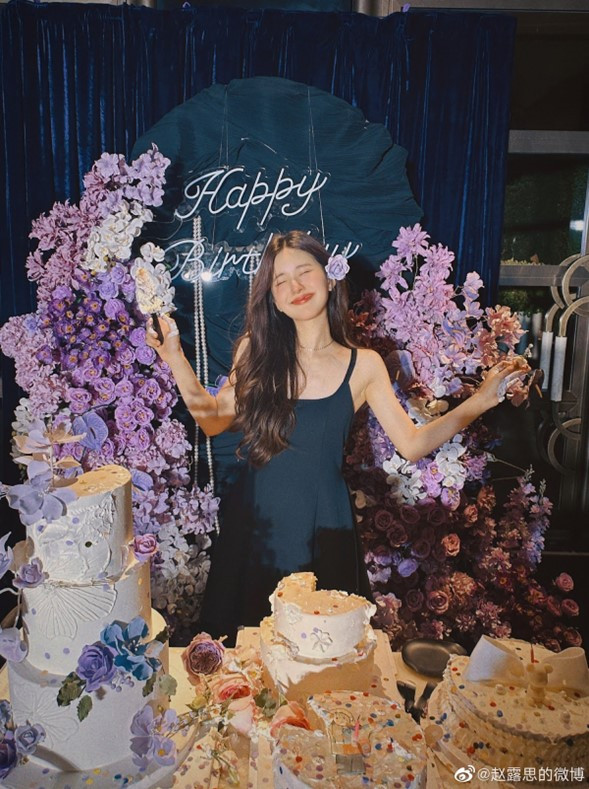 Triệu Lộ Tư không chỉ được chú ý về nhan sắc, diễn xuất mà cả chuyện tình cảm cũng được đem ra bàn tán sôi nổi