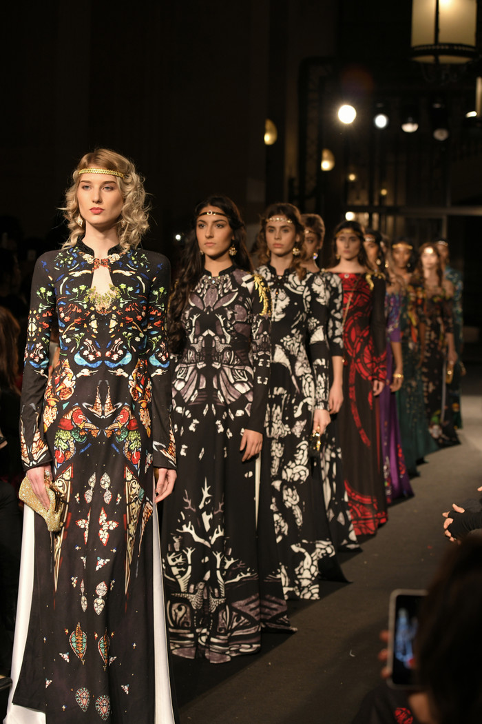 Dàn mẫu sải bước trong thiết kế áo dài Đỗ Trịnh Hoài Nam tại Paris Fashion Week - Haute Couture 2018.