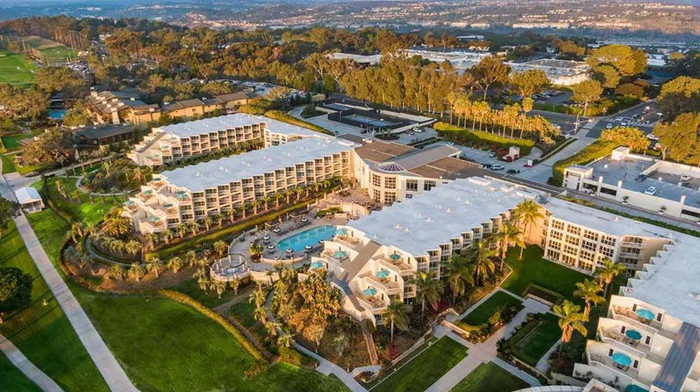 NTK Đỗ Trịnh Hoài Nam chọn khách sạn 5 sao ở San Diego (California) cho sự kiện ra mắt BST Áo dài Dát vàng.