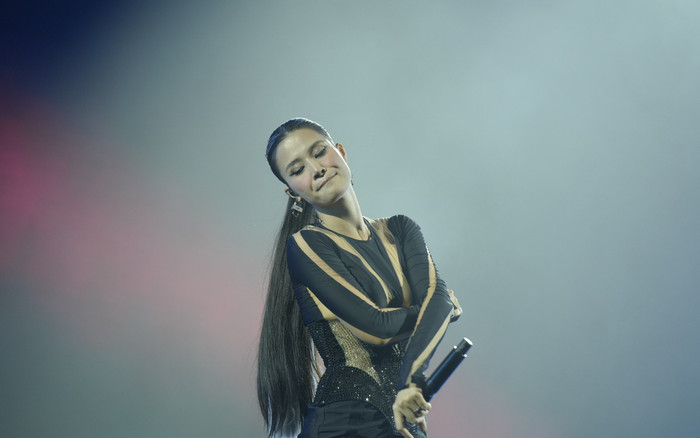 Đông Nhi 'tiền đình' sau màn trình diễn hơn 45 phút trên sân khấu Ảnh 2