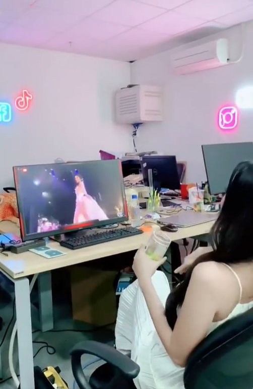 Thậm chí, người đẹp Tây Ninh còn 'ôm tim' vì Phương Anh quá xinh đẹp trong bộ váy dạ hội hồng ngọt ngào. Phản ứng của Ngọc Châu khiến nhiều khán giả thích thú.