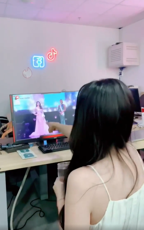 Ngọc Châu cũng cổ vũ Phương Anh từ xa, cô xuýt xoa không ngừng khi thấy đàn em bước ra.