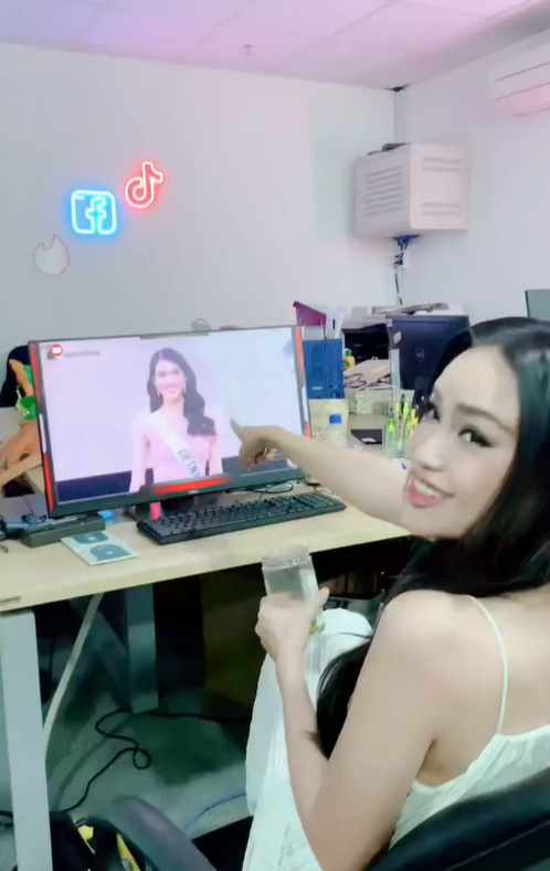 Do quá phấn khích nên Ngọc Châu không nói thành lời mà chỉ liên tục chỉ vào màn hình