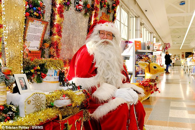 Ông già Noel tận tuy nhất nước Anh: Phát quà được hơn 60 năm vẫn ao ước được cống hiến đến năm 100 tuổi Ảnh 1