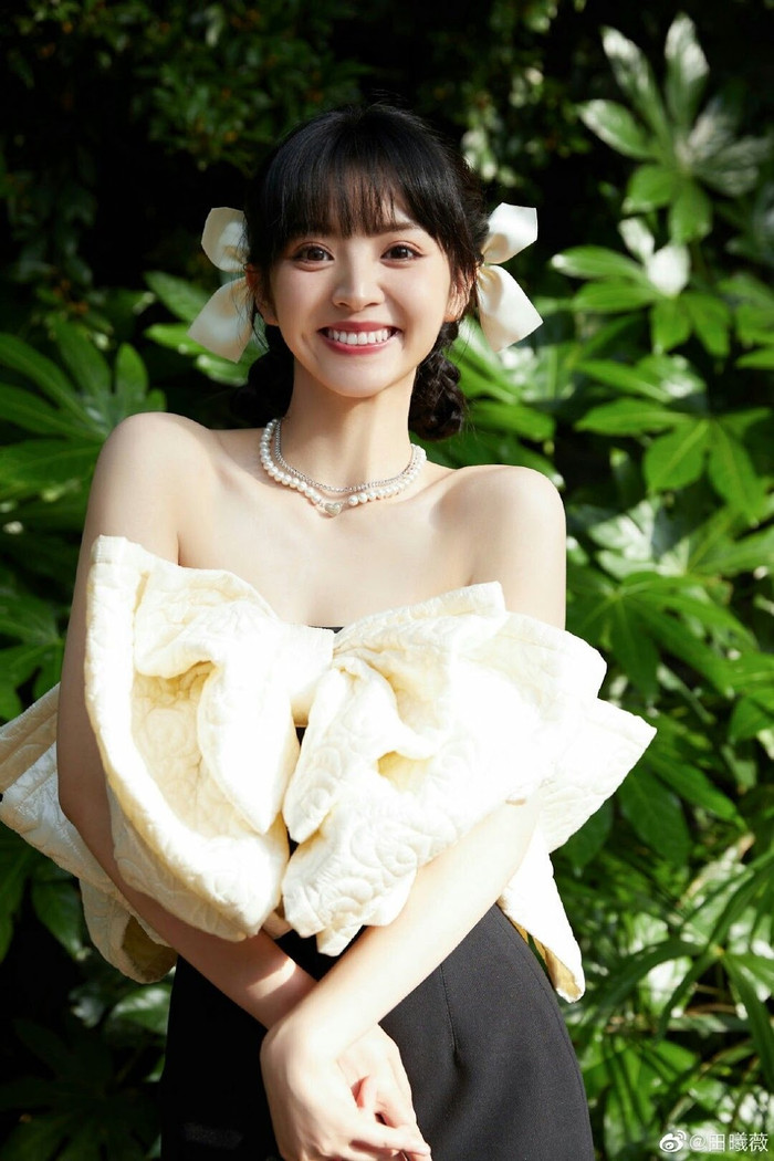 Điền Hi Vi được nhận xét khá giống Triệu Lộ Tư, tương lai sự nghiệp cũng rất xán lạn.  