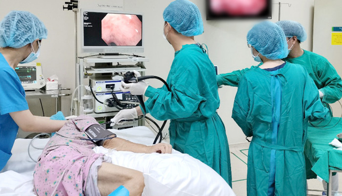 Các bác sĩ tiến hành cấp cứu cho bệnh nhân. (Ảnh: BV Quốc tế City).