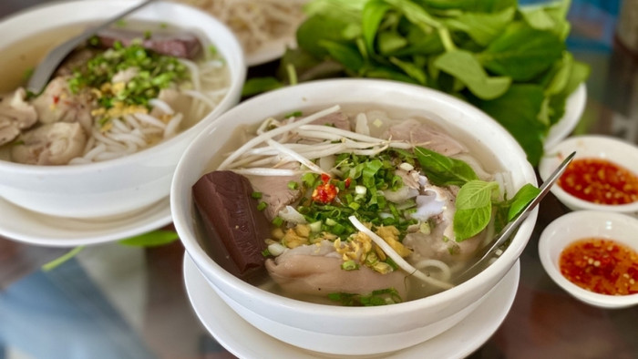 Tô bánh canh Trảng Bàng trong chợ Hồ Thị Kỷ