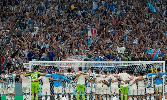 Các cầu thủ Argentina ăn mừng cùng người hâm mộ.