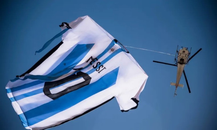 Chiếc áo số 10 của Messi được CĐV thuê trực thăng kéo trên bầu trời.