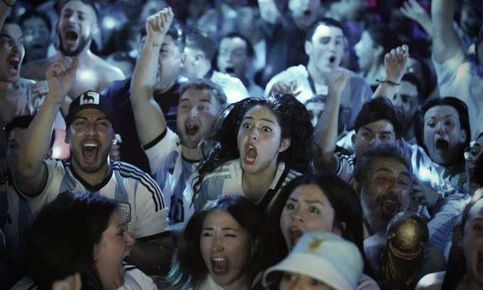 CĐV Argentina ăn mừng tại Barcelona (Tây Ban Nha).