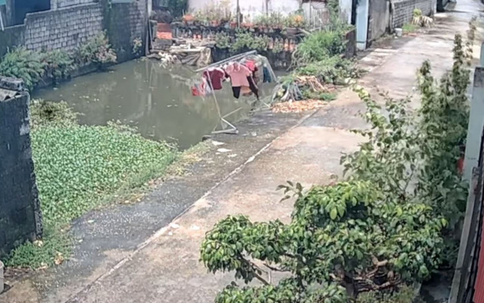 Tình làng nghĩa xóm suýt rạn nứt vì 'thế lực bí ẩn' làm cây phơi đồ rơi xuống ao, may có camera làm chứng Ảnh 2