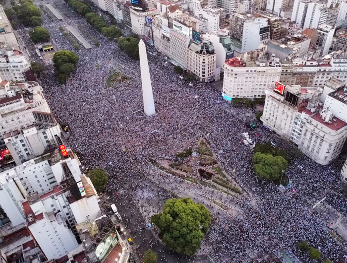 Người dân Argentina ăn mừng Messi và các đồng đội vào chung kết.