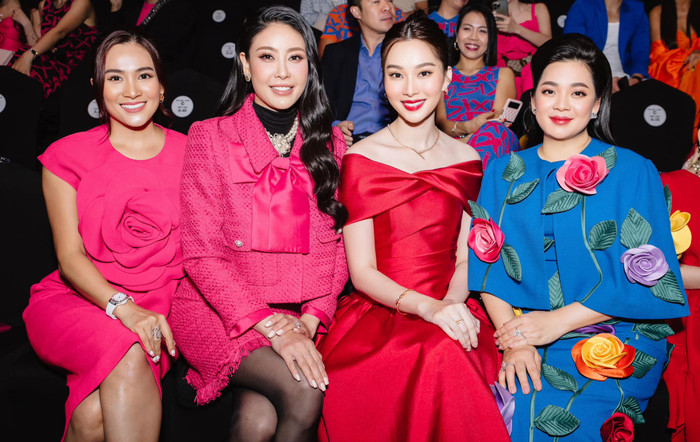 Ngay cả ngồi kế đàn em Đặng Thu Thảo kém gần một con giáp - người được mệnh danh là 'thần tiên tỷ tỷ' người đẹp vẫn toát lên khí chất ngút ngàn. 