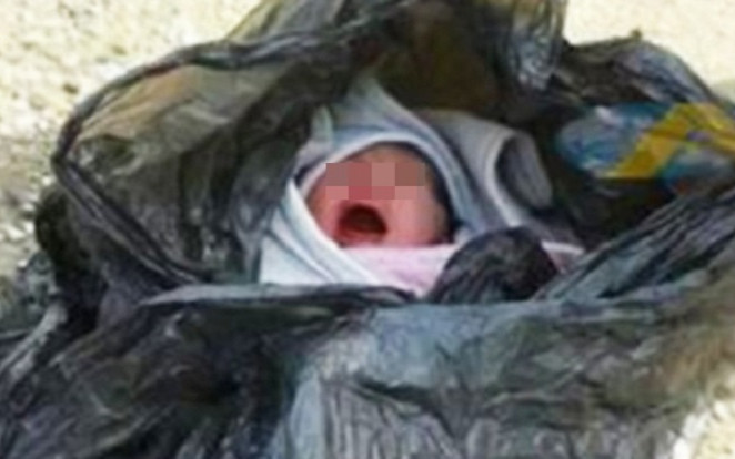 Đi nhặt rác mưu sinh, cụ ông nhặt được cả một 'sinh mệnh' Ảnh 2