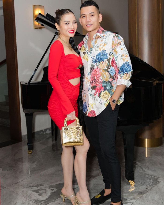 Người đẹp thoải mái để lộ vòng hai sau khi thông báo đã mang bầu