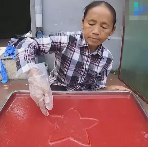 Sau khi làm đẹp, gương mặt của 'bà hoàng đồ ăn khổng lồ' từng bị sưng vù và đơ. Nhiều người đã khuyên Bà Tân hãy giữ vẻ đẹp lão tự nhiên và đừng sa đà vào việc thẩm mỹ