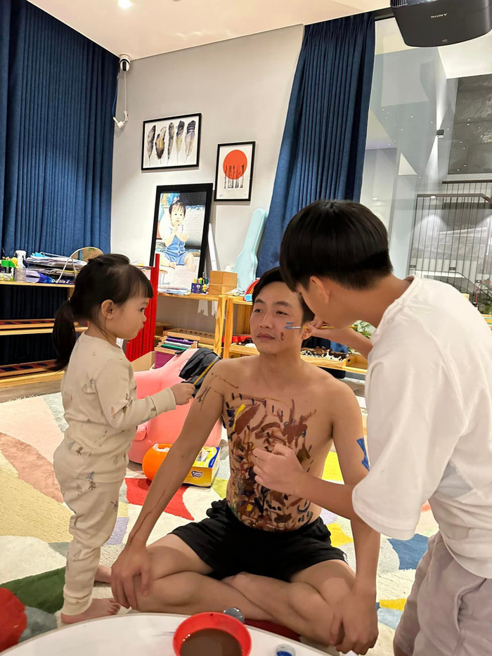 Cường Đô La hi sinh bản thân để hai con thỏa sức sáng tạo.