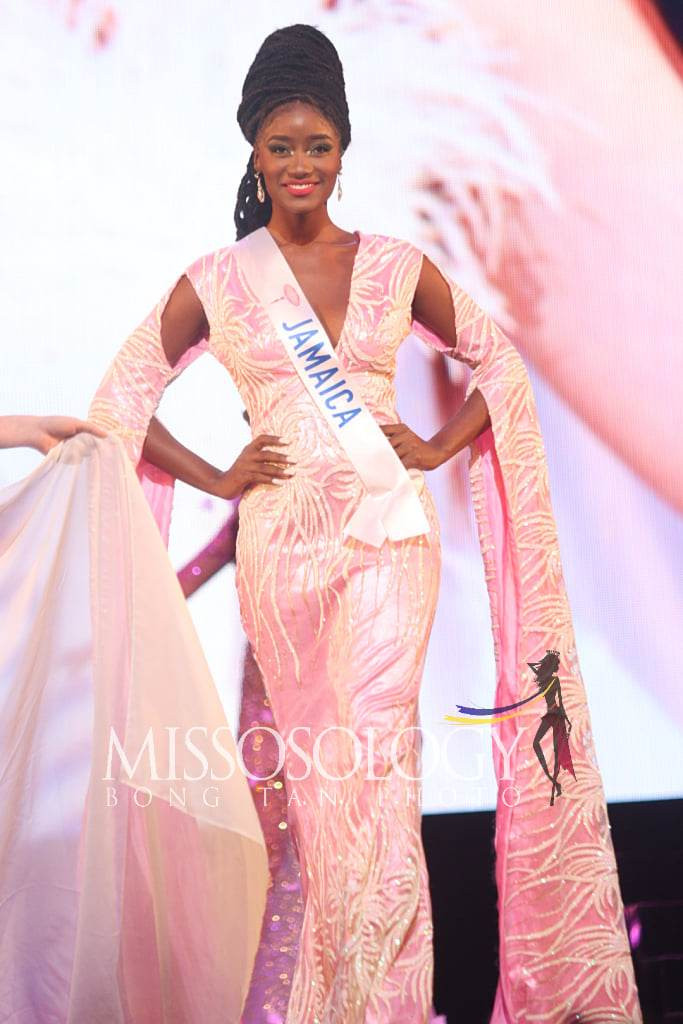 Thay vì 'nuốt mic' như các thí sinh khác, nàng hậu nói rất chậm và thậm chí là ấp úng trong phần thi ứng xử.