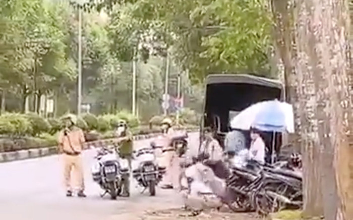 Nhóm học sinh vi phạm giao thông gặp ngay CSGT, hình phạt sau đó khiến ai nấy cười nghiêng ngả Ảnh 2