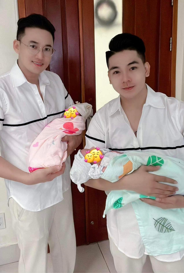 Cặp đôi Hà Trí Quang và bạn trai đồng giới Thanh Đoàn chia sẻ khoảnh khắc hạnh phúc, chính thức đón 2 con song sinh Ka Ka - Muội Muội chào đời.