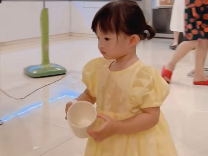 Kể từ khi ái nữ ra đời, Đông Nhi - Ông Cao Thắng nhanh chóng gia nhập cuồng con.