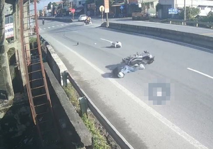 Nam thanh niên đi xe máy không chú ý đã tông trúng cụ ông. Ảnh cắt từ clip