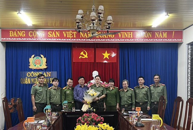 UBND quận Ngũ Hành Sơn thưởng nóng Đội An ninh và Công an phường Hòa Hải (Công an quận Ngũ Hành Sơn). Ảnh: CACC