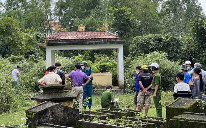Đi hái nấm, người dân kinh hãi phát hiện điều này cạnh nghĩa địa Ảnh 2