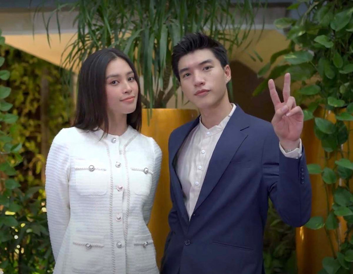 Khoảnh khắc HIEUTHUHAI chụp ảnh cùng Hoa hậu Tiểu Vy khiến fan 'đẩy thuyền' rần rần.