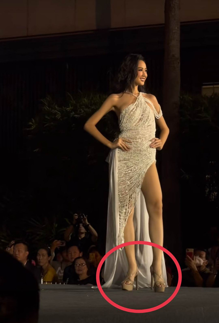 Ban đầu Bảo Ngọc mang đôi giày cao gót có phần đế cao.