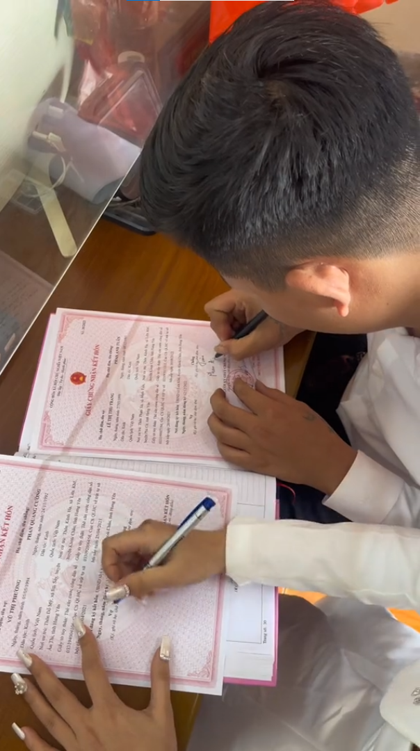 Cô vợ ký nhầm tờ giấy kết hôn của người khác mà không hề hay biết. (Ảnh chụp màn hình).